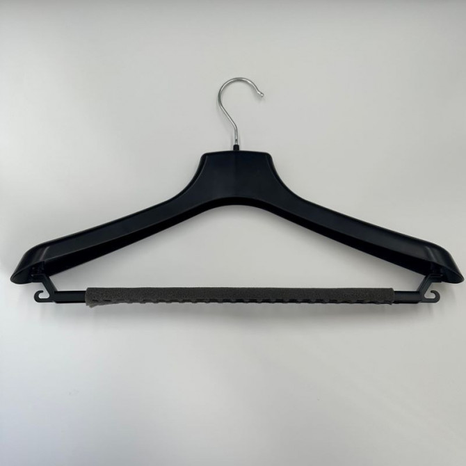 Plastmasas drēbju pakaramie - Augstas kvalitātes drēbju pakaramie. Dažādi modeļi.